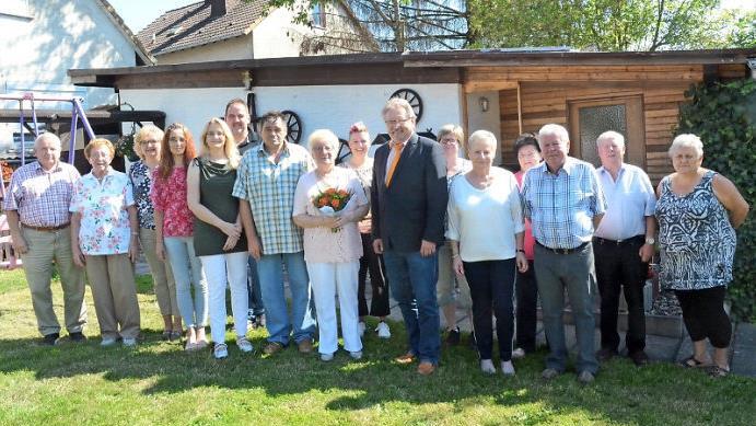 Gratulationscour zur goldenen Hochzeit von Ralf und Rita Neubert (7. und 8. non links) mit Bürgermeister Hans Pietz (10. von links) und weiteren Gratulanten im Kreis der Familie.  Foto: K.-H. Hofmann