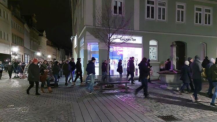 Trotz Allgemeinverf&uuml;gung trug so gut wie keiner der rund 650 "Spazierg&auml;nger" eine Maske. Die Polizei konnte aufgrund ihrer Unterzahl kaum einen Versto&szlig; ahnden.