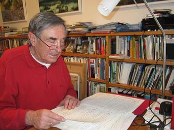 Ernst P. Wagner blättert in den Abschriften, die er aus den 23 erhaltenen Fremdenbüchern des Staffelbergs handschriftlich anfertigte. Leider sind die Jahrgänge nicht vollzählig, so klafft zum Beispiel eine Lücke für die Zeit vor 100 Jahren. Der Band von Mai 1912 bis Januar 1914 fehlt. Fotos: Matthias Einwag