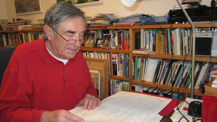 Ernst P. Wagner blättert in den Abschriften, die er aus den 23 erhaltenen Fremdenbüchern des Staffelbergs handschriftlich anfertigte. Leider sind die Jahrgänge nicht vollzählig, so klafft zum Beispiel eine Lücke für die Zeit vor 100 Jahren. Der Band von Mai 1912 bis Januar 1914 fehlt. Fotos: Matthias Einwag