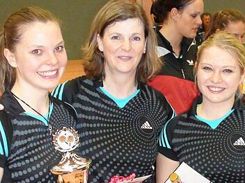 Das erfolgreiche Damen-Trio des TTC Tiefenlauter mit Johanna Antes (links) sowie Susanna Forkel und Katrin Haas (rechts daneben) nach dem bayerischen Pokalsieg.   Foto: Hans Franz