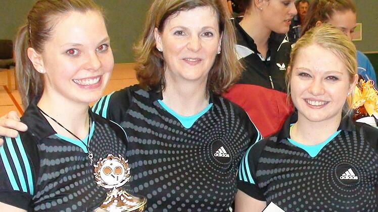 Das erfolgreiche Damen-Trio des TTC Tiefenlauter mit Johanna Antes (links) sowie Susanna Forkel und Katrin Haas (rechts daneben) nach dem bayerischen Pokalsieg.   Foto: Hans Franz