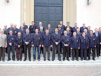 Staatliche Ehrungen: Die Floriansjünger stellten sich mit Landrat, Bürgermeister und anderen Verantwortlichen zum Gruppenfoto auf. Foto: G. Straub