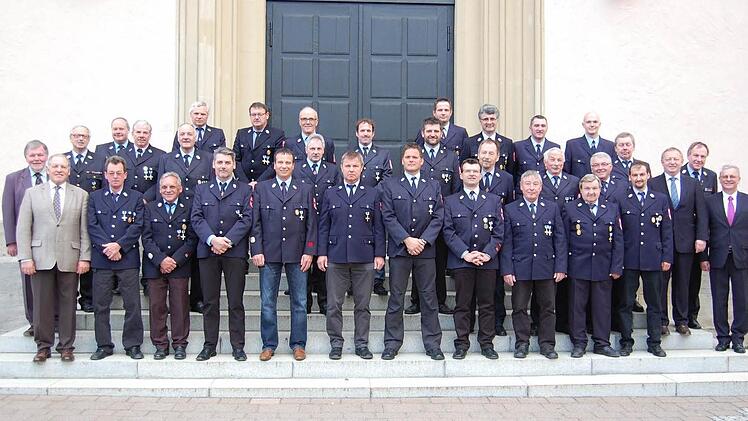 Staatliche Ehrungen: Die Floriansjünger stellten sich mit Landrat, Bürgermeister und anderen Verantwortlichen zum Gruppenfoto auf. Foto: G. Straub