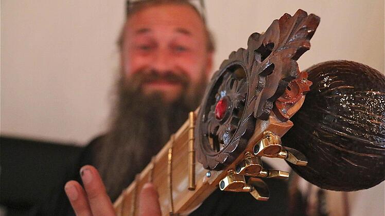 Mit der Hybrid-Sitar bringt Michael Hilbel exotische Klänge in die musikalischen Kreativtage ein.