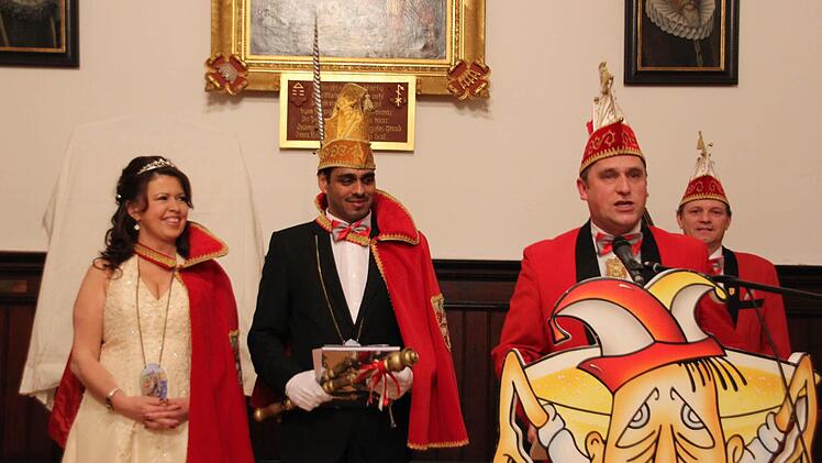 Das bisherige Prinzenpaar Biggi II. und Parag I. wird verabschiedet.