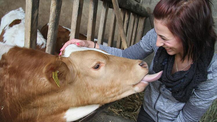 Ein Zungenkuss ohne Vorwarnung bekam Diana Weber. "Kälbchen sind so süß", sagte die Besucherin in Schimmendorf beim "Tag des offenen Dorfes" Foto: Sonja Adam