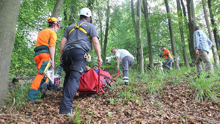 Mit Muskelkraft wird der Verletzte nach oben zum Waldweg gezogen.  Foto: Friedwald Schedel