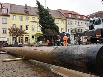 Der Maibaum macht dem Weihnachtsbaum Platz. Foto: Arkadius Guzy