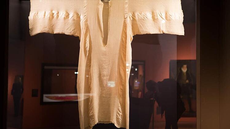Das erotischste Stück der Barockmoder-Kollektion: Die Nürnberger stellten sich damals exotische Frauen vor, die unter dem dünnen Seidenstoff "nackhendt" gingen. Foto: Barbara Herbst