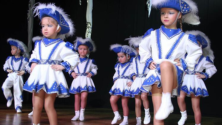 Die Purzelgarde verzaubert alle - egal, ob in klassischen weiß-blauen Kostümen oder beim Schautanz "Reise ins Reich der Mitte".