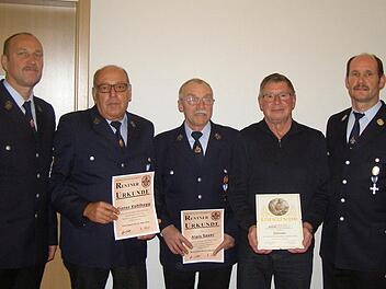 Erich Lauer verrichtet seit 1956 Dienst in der Feuerwehr. Er erhielt eine hohe Ehrung. Nach knapp einem Jahrhundert schieden Dieter Kohlhepp und Alois Sauer aus dem aktiven Dienst aus. Von links: Vereinsvorsitzender Günter Muth, Dieter Kohlhepp, Alois Sauer, Erich Lauer und Kommandant Dieter Muth. Foto: Wolfgang Saam