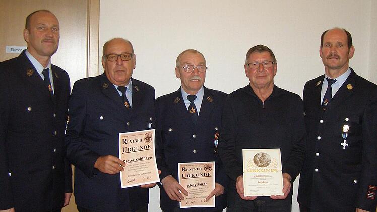 Erich Lauer verrichtet seit 1956 Dienst in der Feuerwehr. Er erhielt eine hohe Ehrung. Nach knapp einem Jahrhundert schieden Dieter Kohlhepp und Alois Sauer aus dem aktiven Dienst aus. Von links: Vereinsvorsitzender Günter Muth, Dieter Kohlhepp, Alois Sauer, Erich Lauer und Kommandant Dieter Muth. Foto: Wolfgang Saam