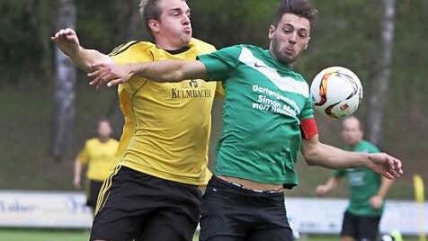 Neunkirchen (re. Manuel Menges) und Ermreuth (hier Andreas Friedrich) werden in die Favoritenrolle der Kreisliga 2 gedrängt.  Foto: Uwe Kellner