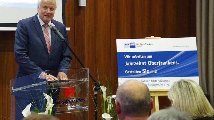 Ministerpräsident Horst Seehofer wurde in Steinbach am Wald von der IHK für Oberfranken geehrt. Foto: Marco Meißner