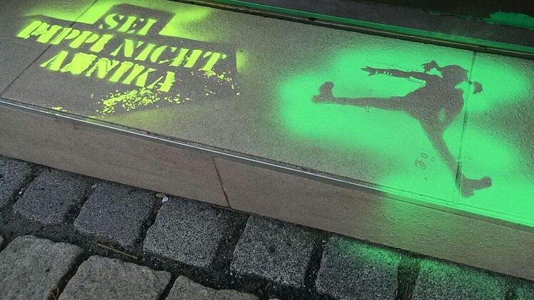 Diese Botschaft hinterließen die Unbekannten vor dem Geschäft von Stadtrat Dirk Stumpe. Die Farbe ist leicht abwaschbar. Foto: Dirk Stumpe