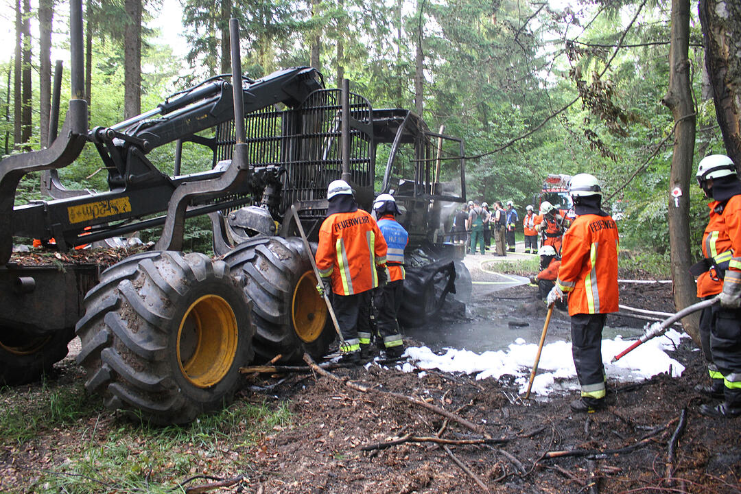 Nürnberg: Forstmaschine brennt - Waldbrand verhindert