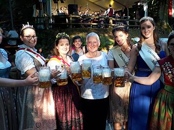 Ein Prost auf das Fränkische Kirschenfest in Pretzfeld: Von links die Fränkische Spargelkönigin Anna Hennike, die Knoblauchsläbnder Spargelprinzessin Evamarie Sippel, die Forchheimer Bierkönigin Miriam I., Bürgermeisterin Rose Stark, die Deutsche Korbstadtkönigin Maria I aus Lichtenfels, die Thermenkönigin Katharina I. aus Bad Staffelstein und die Lokalmatadorin, Kirschenkönigin Sandra Grau aus Lützelsdorf .  Foto: J. Hofbauer