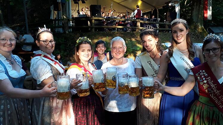 Ein Prost auf das Fränkische Kirschenfest in Pretzfeld: Von links die Fränkische Spargelkönigin Anna Hennike, die Knoblauchsläbnder Spargelprinzessin Evamarie Sippel, die Forchheimer Bierkönigin Miriam I., Bürgermeisterin Rose Stark, die Deutsche Korbstadtkönigin Maria I aus Lichtenfels, die Thermenkönigin Katharina I. aus Bad Staffelstein und die Lokalmatadorin, Kirschenkönigin Sandra Grau aus Lützelsdorf .  Foto: J. Hofbauer