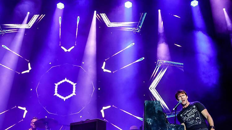 Umjubeltes Konzert: James Blunt begeisterte 6000 Besucher auf dem Coburger Schlossplatz.  Foto: Matthias Hoch