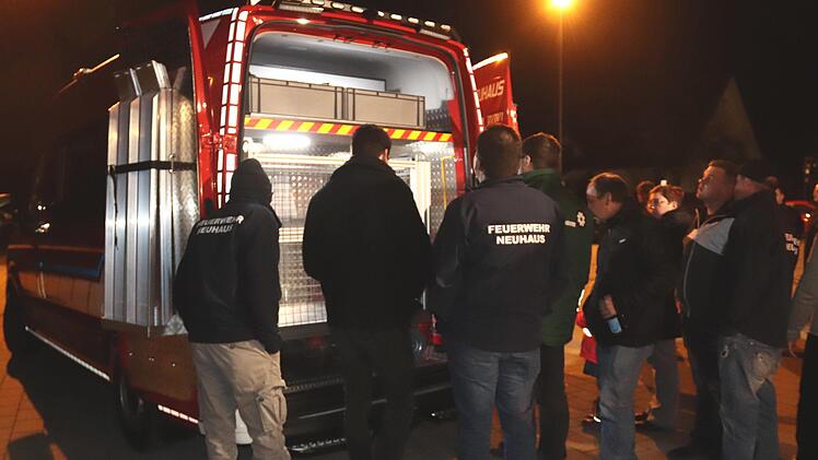 Von hinten betrachtet mit dem Rollcontainer    Foto: Johanna Blum