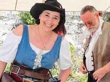 Walter Schinzel-Lang meint zur extremen Hitze beim Fest: "Da muss man sich mit allerhand Hilfsmitteln behelfen." Tina Kummer hielt die Situation am Wochenende für extrem. Foto: Matthias Hoch