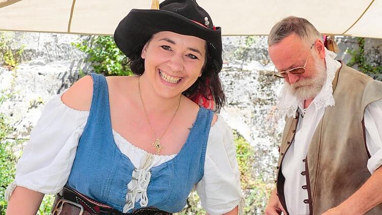 Walter Schinzel-Lang meint zur extremen Hitze beim Fest: "Da muss man sich mit allerhand Hilfsmitteln behelfen." Tina Kummer hielt die Situation am Wochenende für extrem. Foto: Matthias Hoch