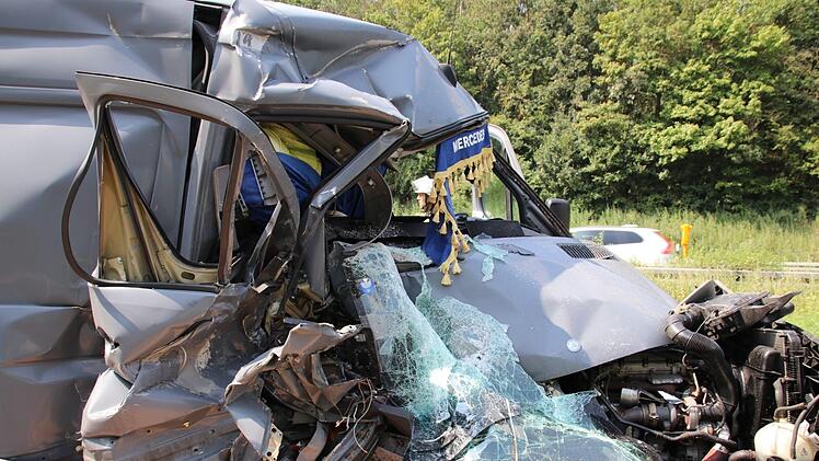 Unfall auf A6 bei Petersaurach: Ein Transporter fuhr am Sonntagnachmittag in ein Fahrzeug der Autobahnmeisterei. Foto: NEWS5/O&szlig;wald