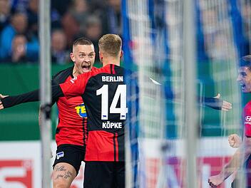 Der 1:0-Führungstreffer von Hertha BSC Berlin in Gelsenkirchen war eine Koproduktion des Einbergers Marius Wolf (links) und Pascal Köpke. Der Berliner 27-Millionen-Einkauf Krzysztof Piatek (rechts) feiert mit. Foto:  Rolf Vennebernd, dpa