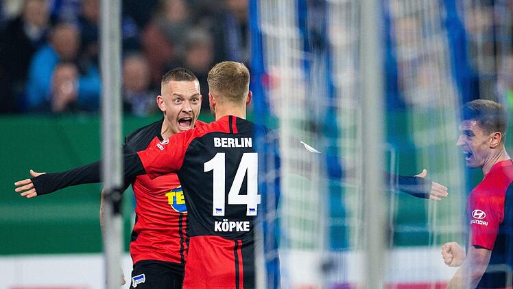 Der 1:0-Führungstreffer von Hertha BSC Berlin in Gelsenkirchen war eine Koproduktion des Einbergers Marius Wolf (links) und Pascal Köpke. Der Berliner 27-Millionen-Einkauf Krzysztof Piatek (rechts) feiert mit. Foto:  Rolf Vennebernd, dpa