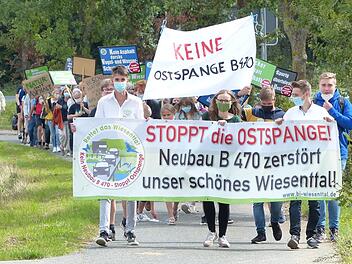 Der Protestmarsch ging vom Pinzberger Bahnhof bis zum Kreisel in Kersbach und zurück. Foto: Pauline Lindner