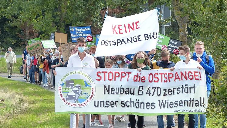 Der Protestmarsch ging vom Pinzberger Bahnhof bis zum Kreisel in Kersbach und zurück. Foto: Pauline Lindner