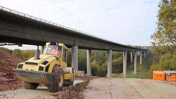 Seit kurzem laufen die Bauarbeiten zur Erneuerung der Autobahnbrücke übers Thulbatal.  Foto: Ralf Ruppert
