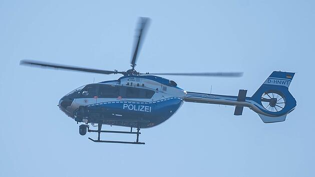 Mit Polizeihund und Hubschrauber suchte die Polizei bei einem Unfall bei Oberleichtersbach nach Verletzten.