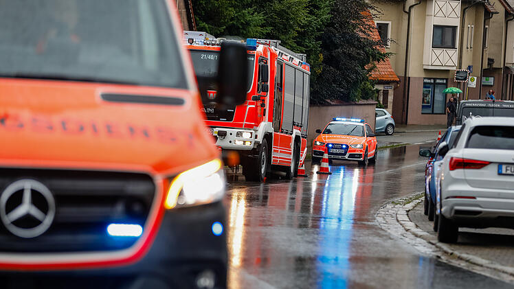 Motorrad driftet in Gegenverkehr ab: Zwei Verletzte nach Crash - Bundestagsabgeordneter unter den Ersthelfern