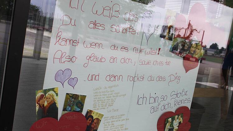 Freunde und Mitschüler drücken mit kreativen Plakaten die Daumen.