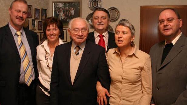 Hans Scheubel (Mitte) hier vor fünf Jahren bei seinem  90. Geburtstag