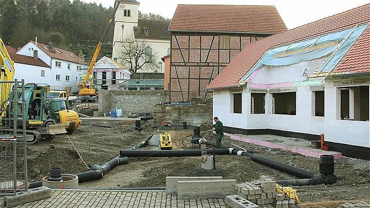 Am Dorfplatz in Sulzthal wird kräftig gebaut.  Foto: Gerd Schaar
