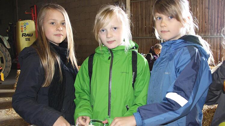Marla, Anna und Lale fühlen die verschiedenen Mahlstufen des Getreides.