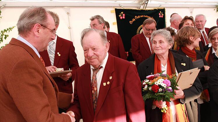 Seit 60 Jahren singen Olga und Günter Jakelski schon im Memmelsdorfer Chor. Fotos: Katharina Becht