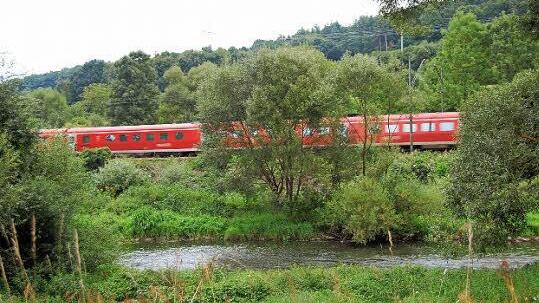 Hier ist kein Platz mehr für die Neubaustrecke. Der Main bei Unterleiterbach wird nach Westen verschoben.