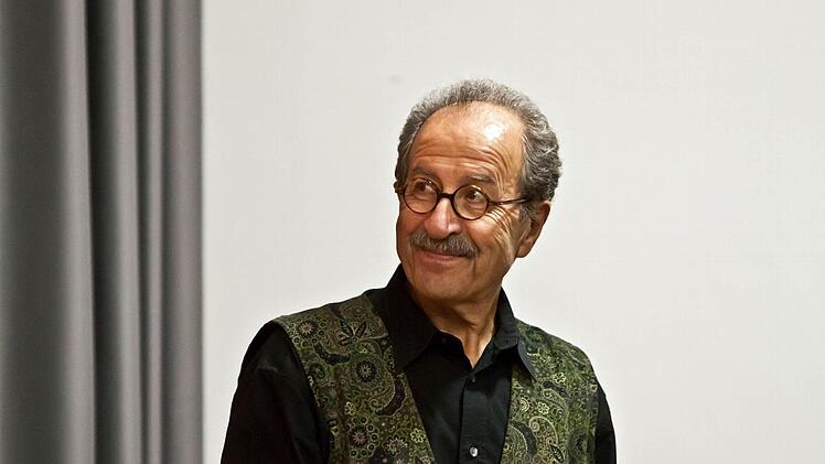 Rafik Schami bei seinem Auftritt im Pfarrsaal von St. Augustin.Foto: Jochen Berger