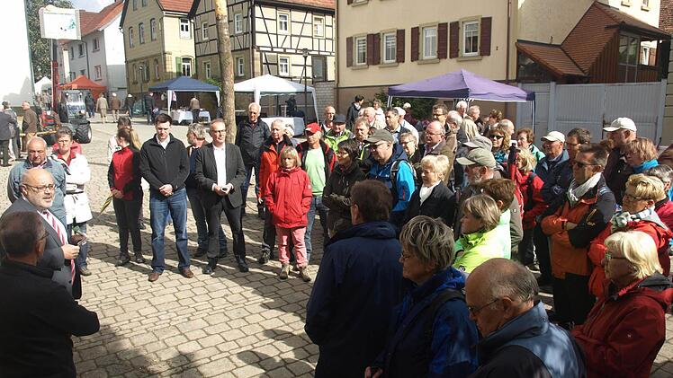 Bürgermeister Franz Kuhn (links) eröffnete auf dem Kirchplatz zum Marktfest die "Oerlenbacher Rundwanderwege". Fotos: Stefan Geiger