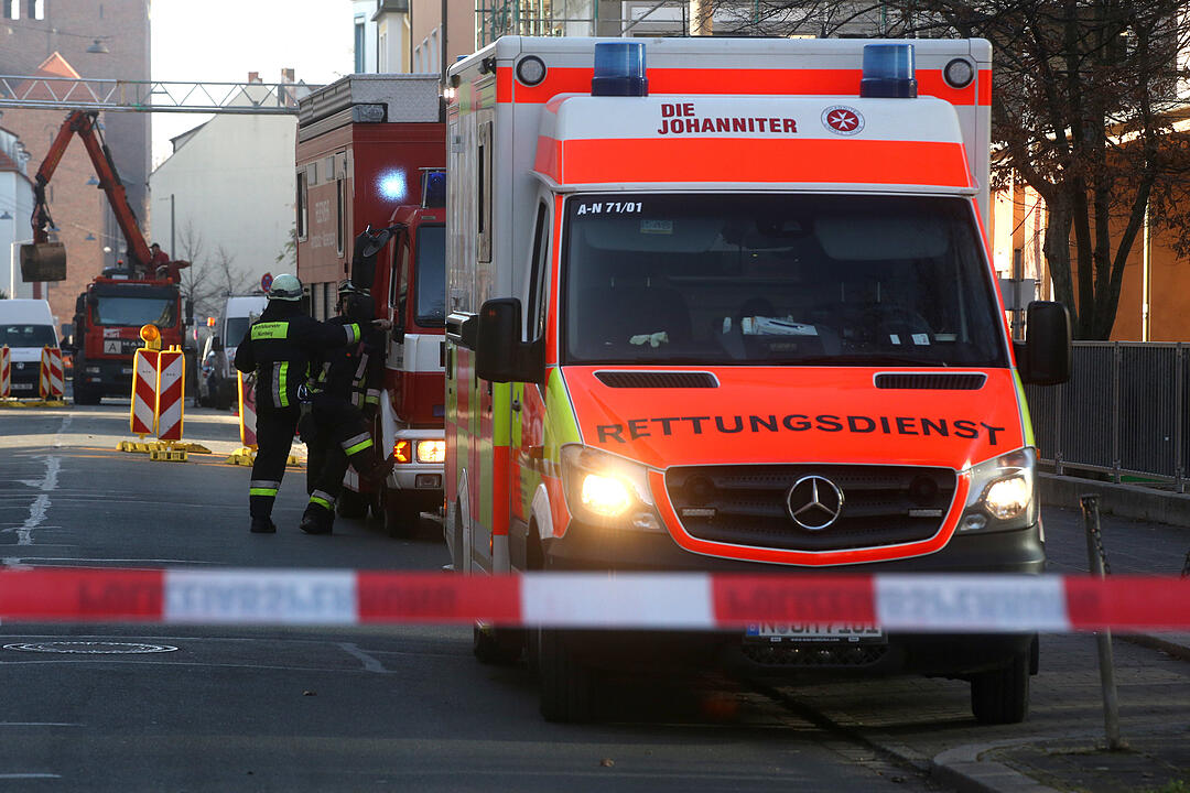 Wohnungsbrand in Nürnberg: Feuerwehr rettet Bewohner mit Drehleiter