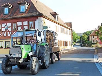 Beim Sternwirt (links) beginnt der zweite Ausbauabschnitt. Er zieht sich durch bis zum Ortsende. Die Dorfmitte wurde bereits im Zuge der Dorferneuerung saniert und neu gestaltet. Foto: Evi Seeger