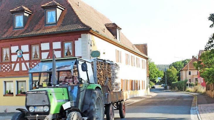Beim Sternwirt (links) beginnt der zweite Ausbauabschnitt. Er zieht sich durch bis zum Ortsende. Die Dorfmitte wurde bereits im Zuge der Dorferneuerung saniert und neu gestaltet. Foto: Evi Seeger