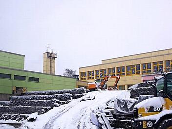 Die Stützmauer an der Schule wird in neuer, terrassierter Form und mit Schiefer wieder aufgebaut. Die Baumaßnahmen liegen aktuell gut im Kosten- sowie Zeitrahmen.  Foto: Heike Schülein
