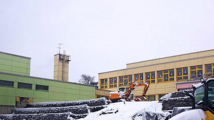 Die Stützmauer an der Schule wird in neuer, terrassierter Form und mit Schiefer wieder aufgebaut. Die Baumaßnahmen liegen aktuell gut im Kosten- sowie Zeitrahmen.  Foto: Heike Schülein