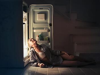 Stromsparen kann einfacher sein als man denkt. Nicht nur der Geldbeutel und das Klima, sondern auch Lebensmittel können von etwas höheren Temperaturen im Kühlschrank profitieren.