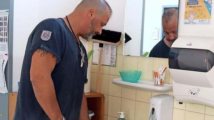 Ein Bild aus der Adelsdorfer Schule: Hausmeister Marco Boco muss täglich überall in den Räumen die Wasserhähne aufdrehen und natürlich wieder zudrehen. Foto: Johanna Blum